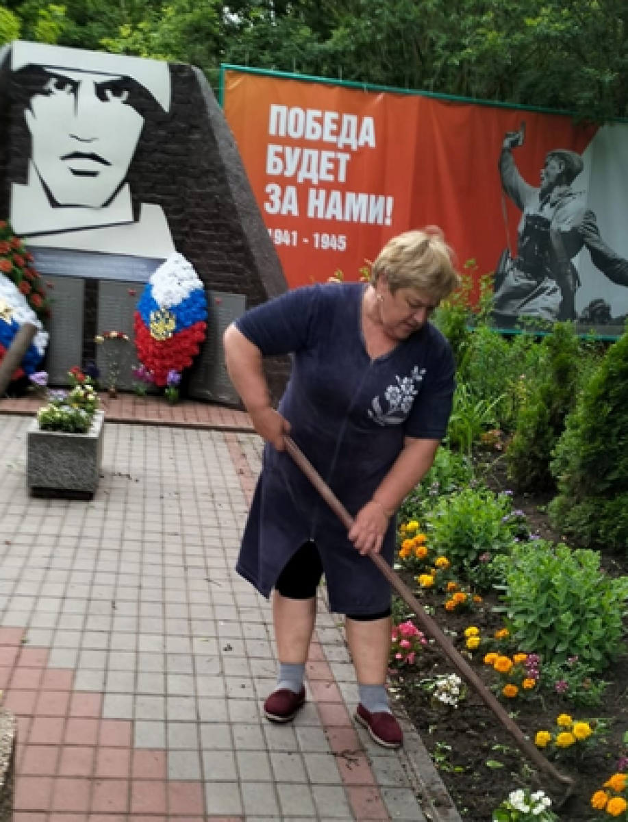 Сотрудники Краснохолмского Дома культуры провели уборку памятника