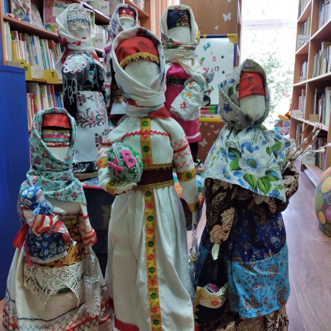 Воловская детская библиотека приглашает на творческую выставку Буквы и куклы: семейные традиции