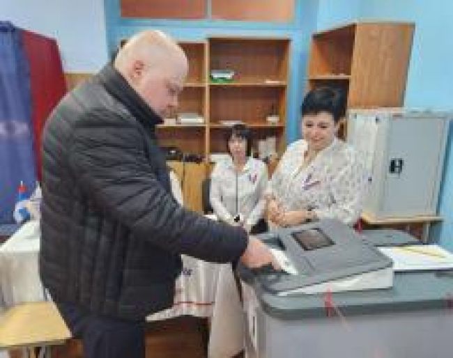 Участие в голосовании на выборах Президента Российской Федерации принял депутат областной Думы Андрей Мазов