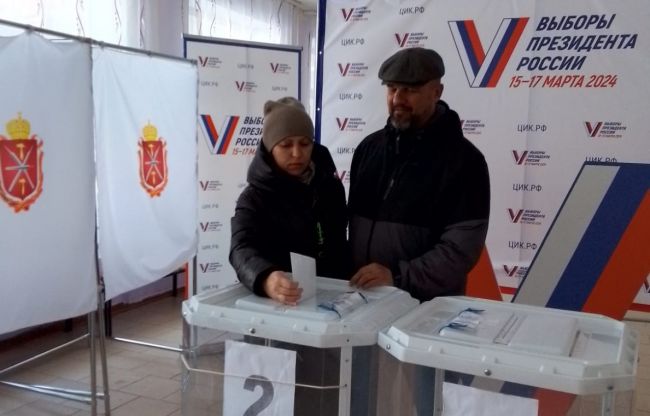 Свой голос за достойного кандидата отдали супруги Наталья и Юрий Никоновы