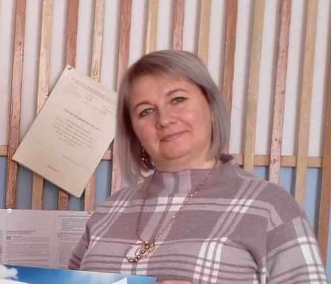 Татьяна Шестопалова наблюдает за процессом голосования в селе Верхоупье.