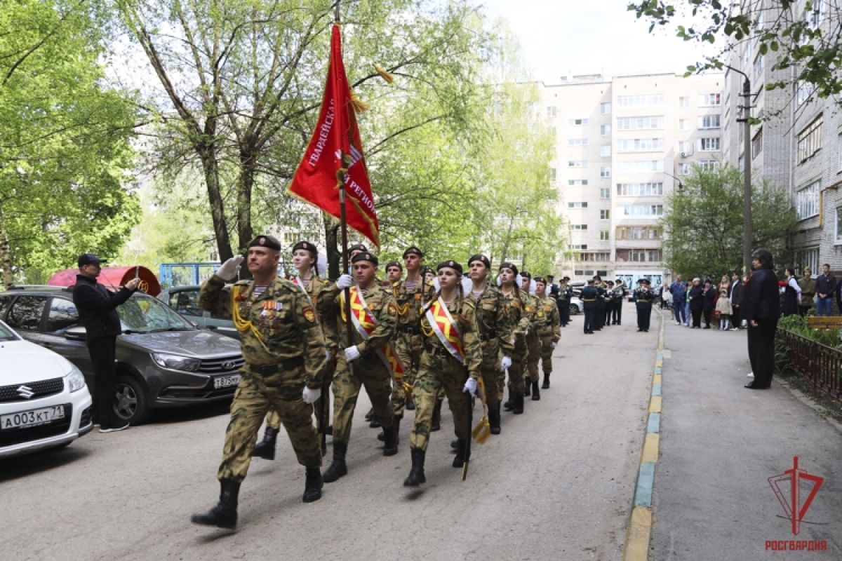 Акцию «Парад у дома ветерана» поддержали росгвардейцы в Туле
