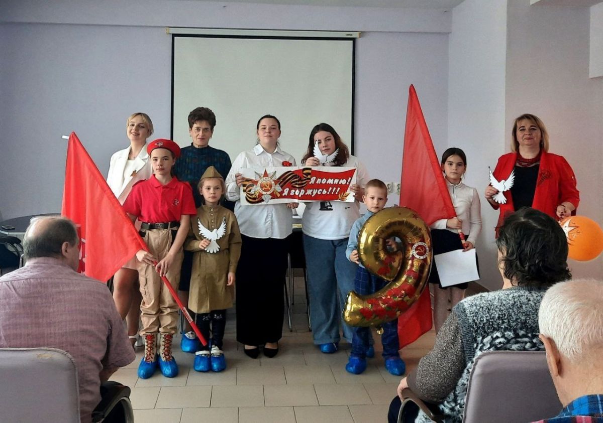 Активисты Движения Первых провели акцию о патриотизме