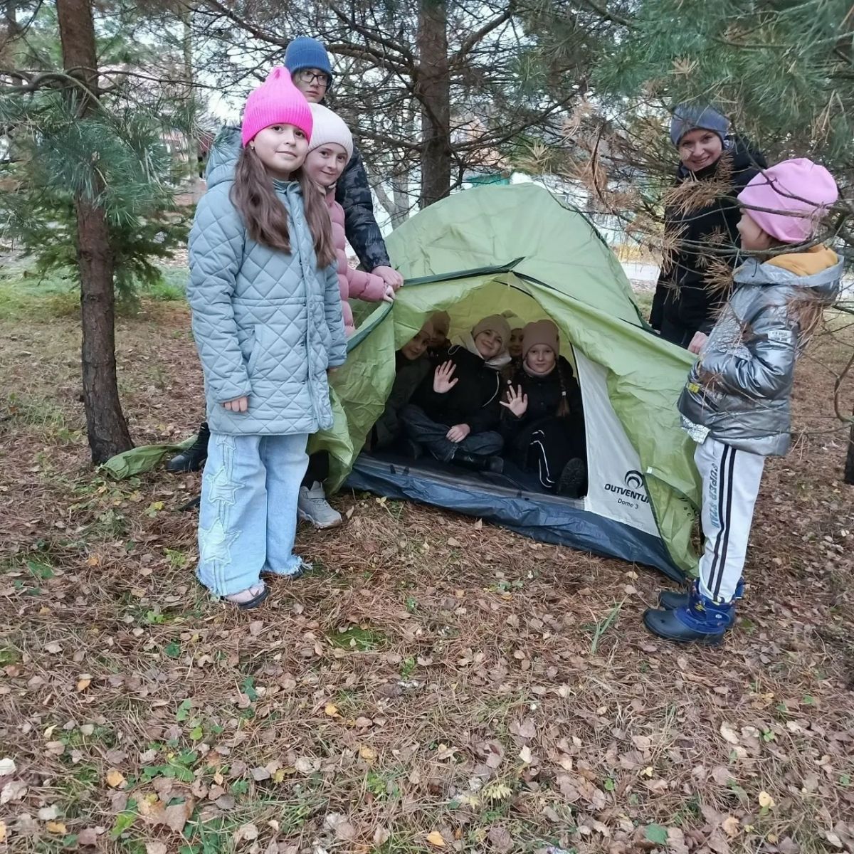 Туристы-краеведы учатся устанавливать туристические палатки