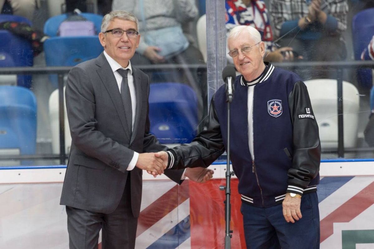 Сегодня день рождения отмечает советский хоккеист Борис Михайлов. Сегодня день рождения отмечает советский хоккеист Борис Михайлов.