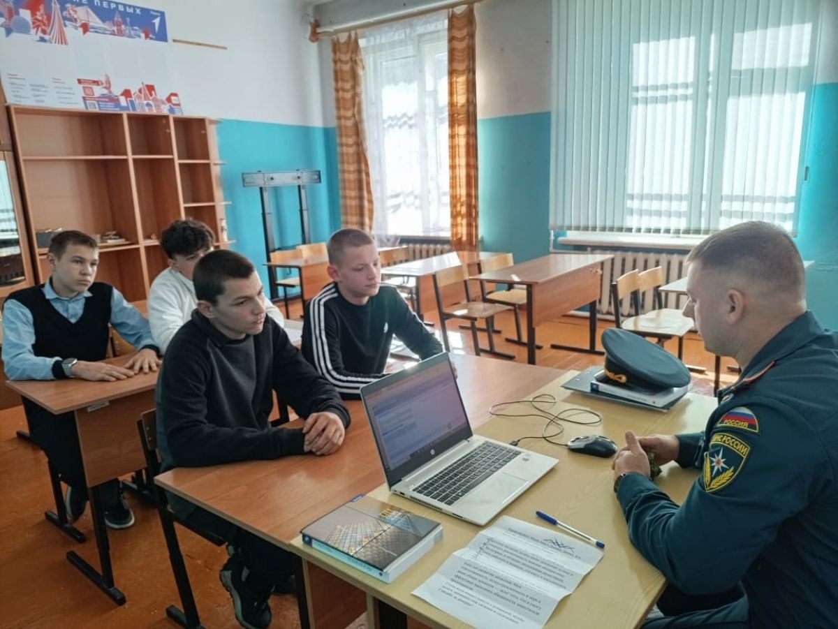 Инспектор МЧС провел встречу с учениками Двориковской школы