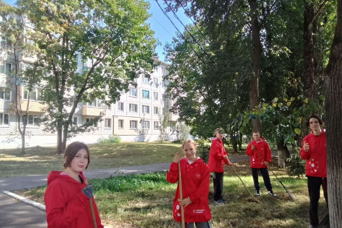 Ясногорские волонтеры привели в порядок территорию около Памятного знака