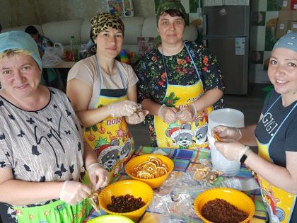 Ольга Парамонова: «Бойцы нас благодарят, говорят, очень вкусно!» Ольга Парамонова: «Бойцы нас благодарят, говорят, очень вкусно!»