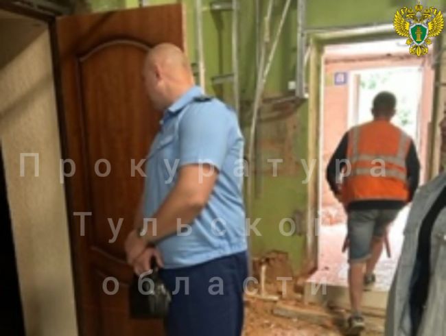 Прокурор Веневского района проверил ход капитального ремонта молодежного центра
