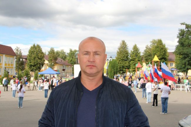 Наступает такое время, когда надо отбросить  дела и амбиции и поступать на службу по контракту
