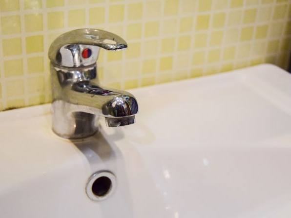 Куда жаловаться, если в доме надолго отключили горячую воду?