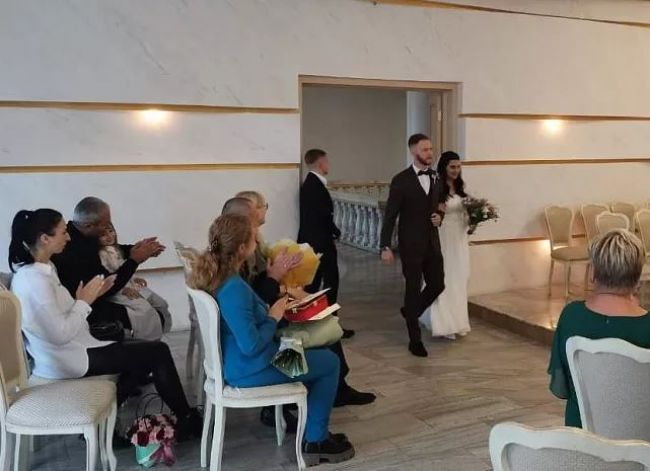 Фельдшеров-молодоженов из Ясногорска поздравили с бракосочетанием от имени Алексея Дюмина