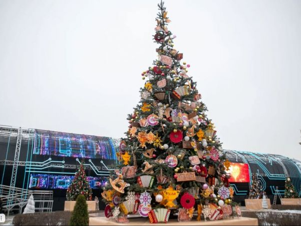 На выставке «Россия» тульскую елку украсили в орнаменте филимоновской игрушки