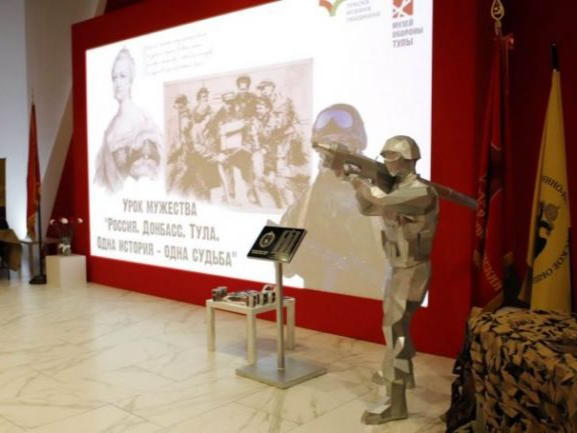 Участники СВО передали Музею обороны Тулы скульптуру зенитчика
