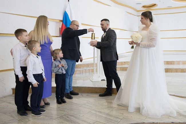 Дан старт Году семьи: Огонь Всероссийского семейного очага передан в Дворец бракосочетаний Тулы