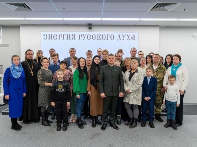 Энергетики-герои и их семьи посетили выставку-форум «Россия» на ВДНХ и встретились с генеральным директором «Россети Цен