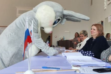 По одному из избирательных участков Ясногорска прогулялся... ростовой заяц