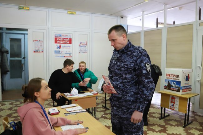 Тульские росгвардейцы голосуют на выборах президента Российской Федерации