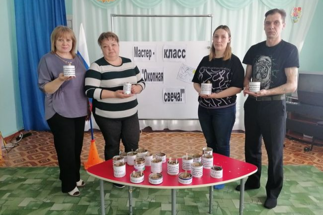 Узловские детсадовцы вместе с родителями и воспитателями делают окопные свечи для бойцов СВО