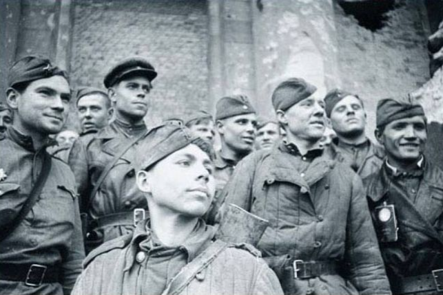 2 мая 1945 года под победными ударами войск маршалов Жукова и Конева пала столица фашистского «рейха» - Берлин