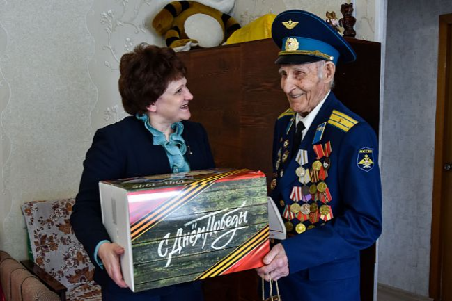 В Тульской области вручают подарки ветеранам ко Дню Победы