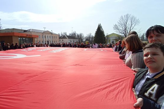 В Ясногорске развернули огромную копию Знамени Победы
