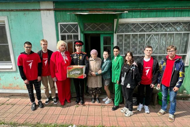 Ясногорские студенты поздравили ветеранов
