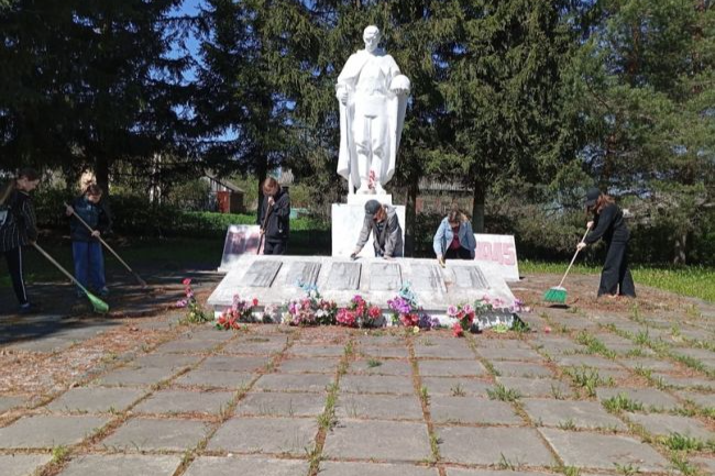 Предпраздничная уборка: жители Ясногорского района благоустраивают памятные места