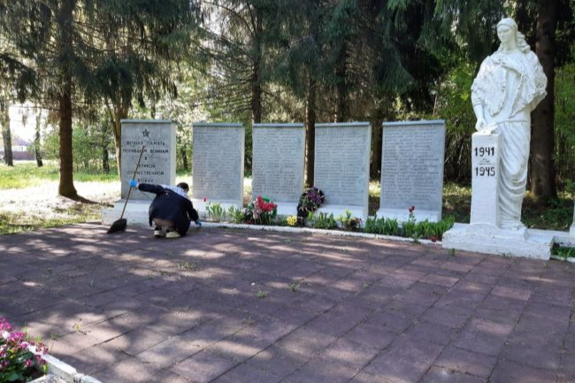 Волонтёры и юнармейцы Архангельской школы ухаживают за памятником погибшим войнам-односельчанам