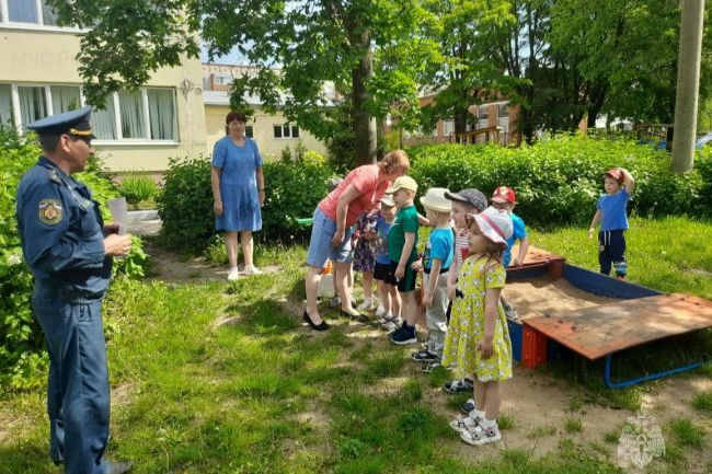 Ясногорские сотрудники МЧС проводят уроки безопасности для детей Ясногорские сотрудники МЧС проводят уроки безопасности для детей