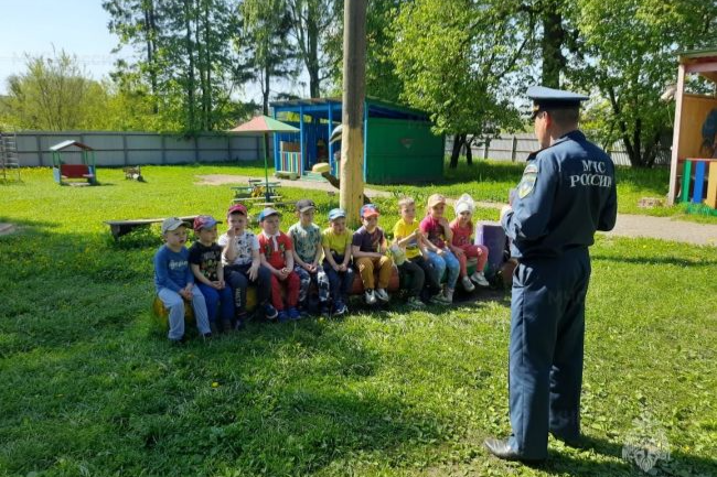 В детских садах проводятся уроки пожарной безопасности для юных воспитанников