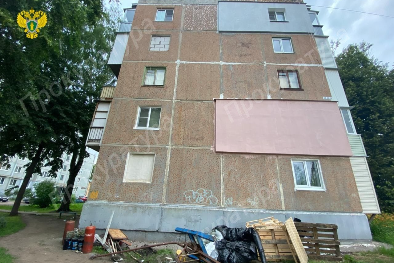 Прокуратура города Новомосковска организовала проверку в связи с падением рабочего с крыши многоквартирного дома