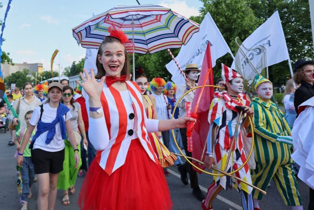 Более тысячи человек приняли участие в цирковом шествии на Выставке «Россия»