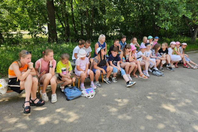 Юные ясногорцы поучаствовали в летних играх на библиотечной полянке