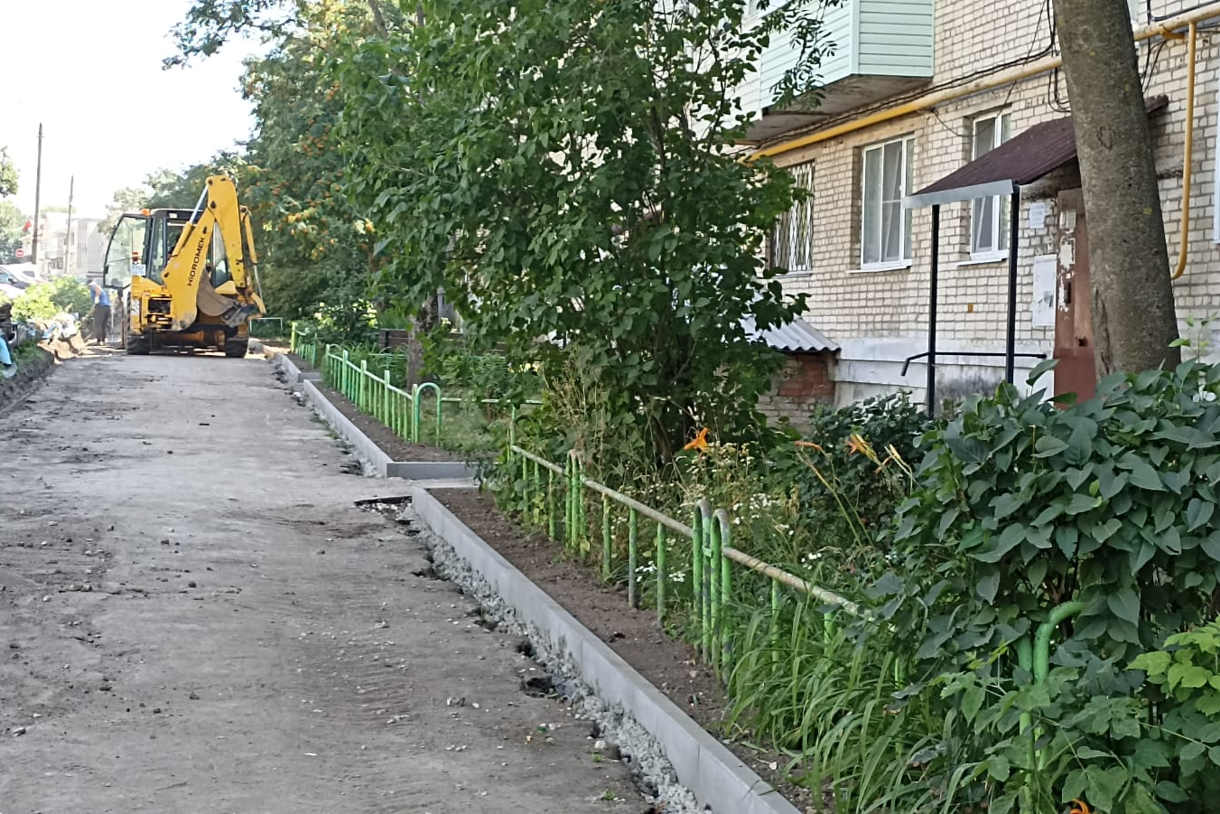В Ясногорске по улице Комсомольской обновляют тротуар