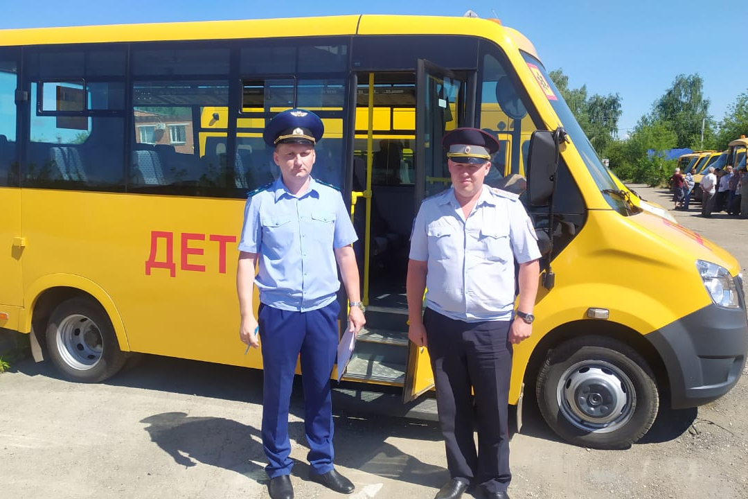 Сотрудники прокуратуры и Госавтоинспекции проверили безопасность школьных автобусов