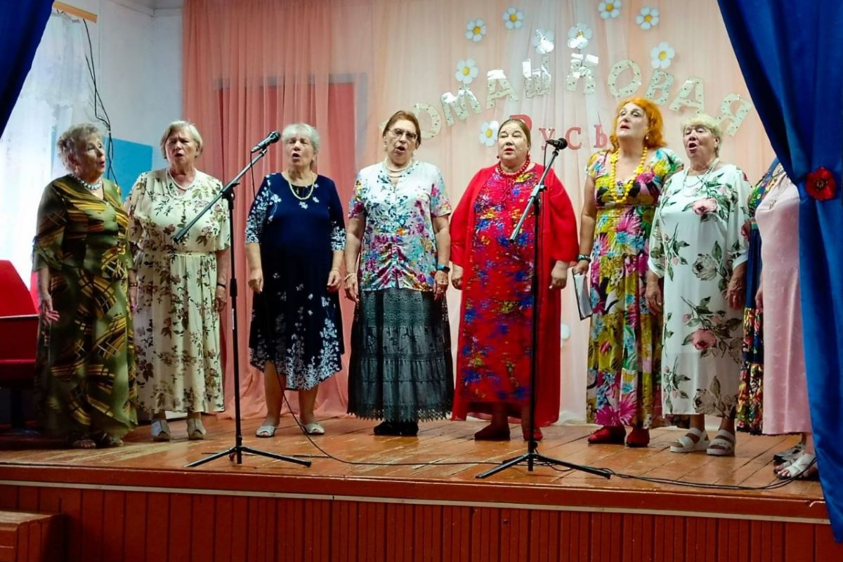 Участники «Отрады» из Ясногорска своими песнями славили Россию