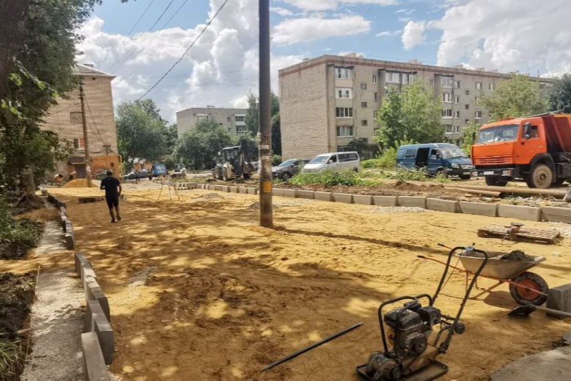 В Ясногорске началось благоустройство двора по улице Ленина