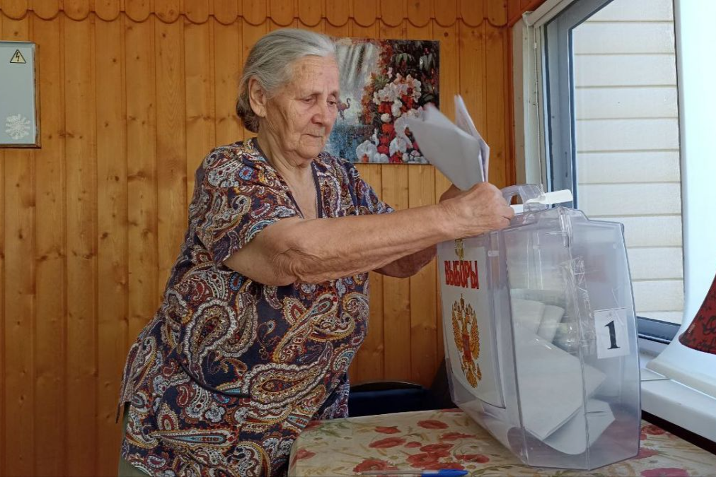 В селе Горшково люди старшего возраста голосуют на дому