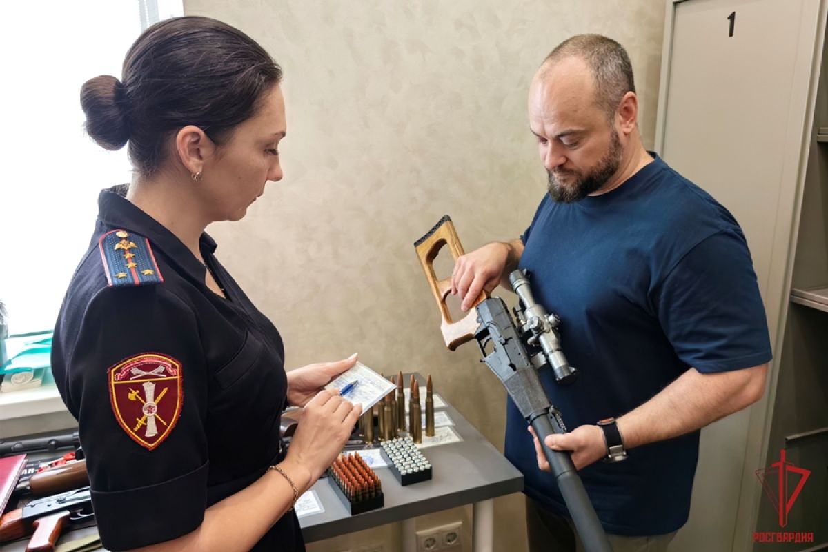 Тульские росгвардейцы провели плановую проверку владельца коллекции оружия