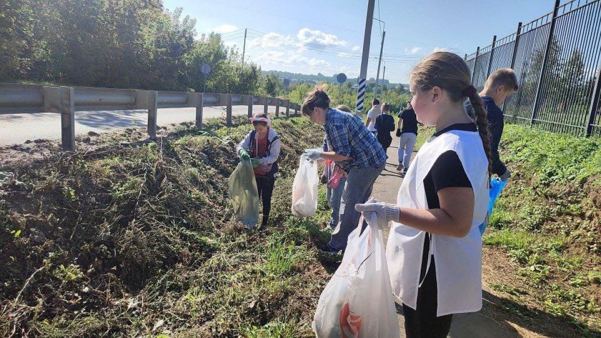 Иваньковские волонтеры привели в порядок общественные пространства села Иваньковские волонтеры привели в порядок общественные пространства села