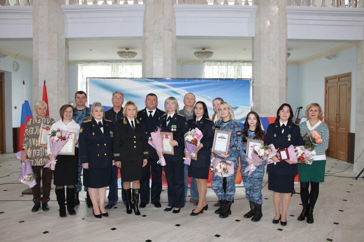 В Ясногорске поздравили судебных приставов с профессиональным праздником В Ясногорске поздравили судебных приставов с профессиональным праздником