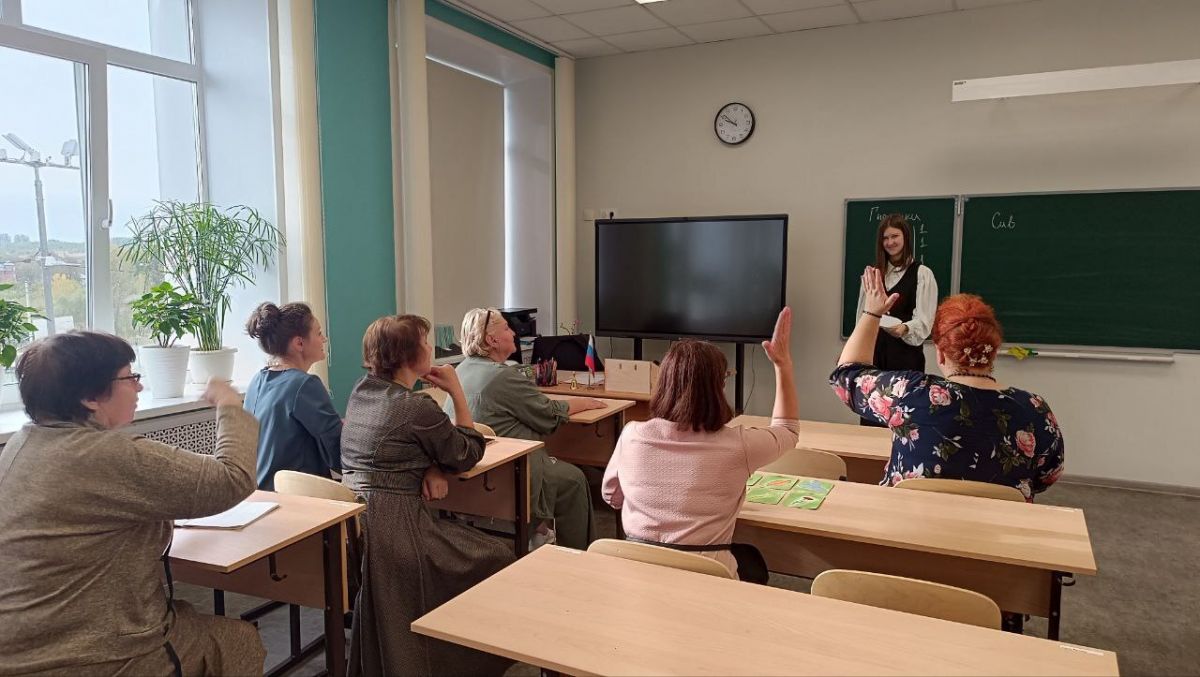 Иваньковские учителя сели за школьные парты