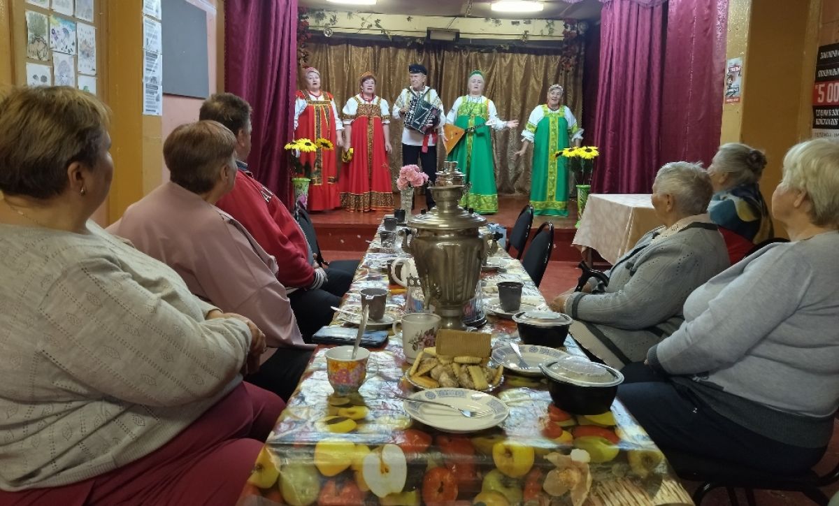 Жители села Денисово собрались на огонёк