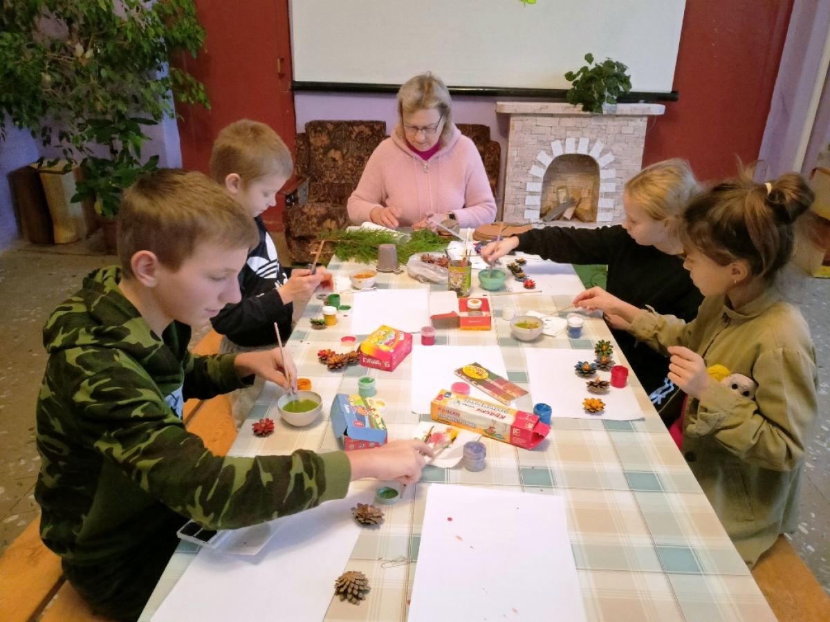 Юные бураковцы создают осенние аппликации