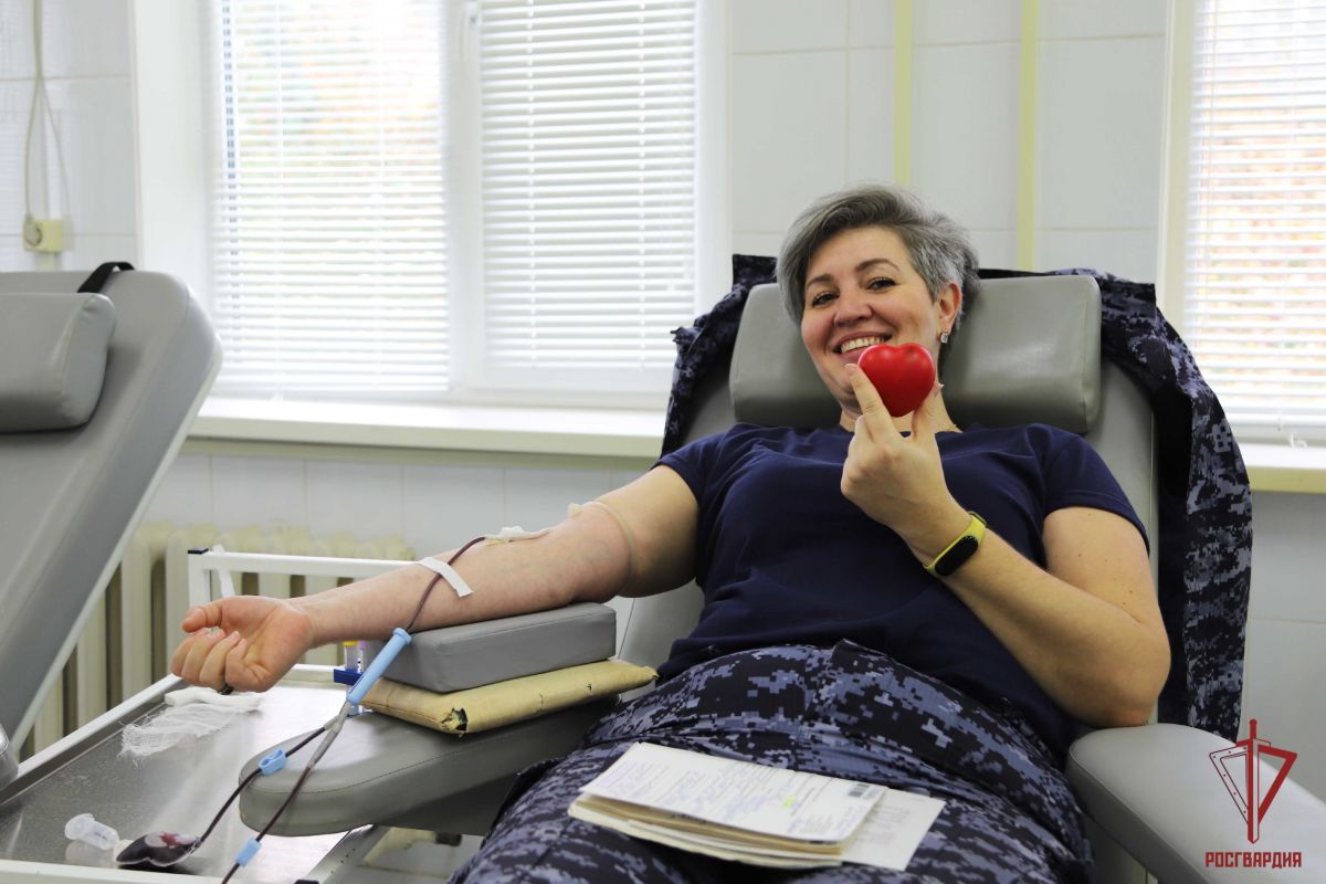 «От сердца к сердцу» : росгвардейцы приняли участие в донорской акции «От сердца к сердцу» : росгвардейцы приняли участие в донорской акции