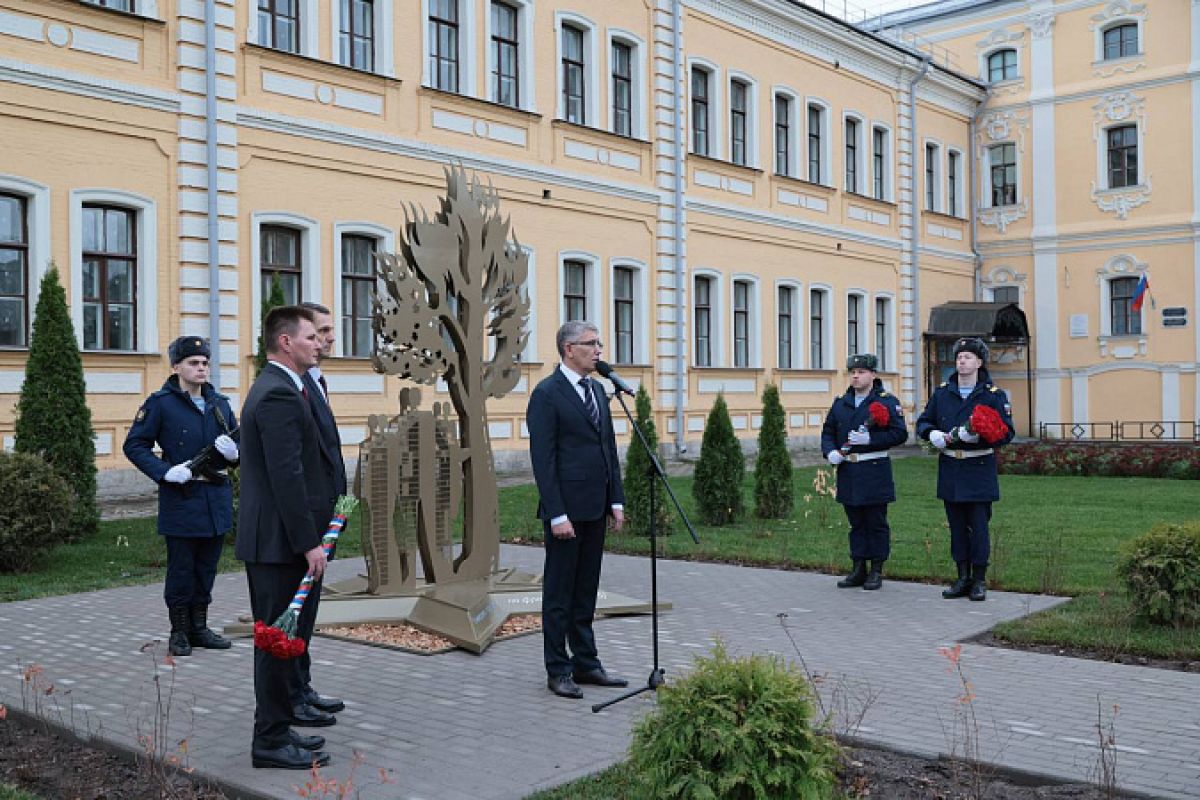 Дмитрий Миляев открыл мемориально-выставочный комплекс «Листья Памяти» в Тульском педуниверситете Дмитрий Миляев открыл мемориально-выставочный комплекс «Листья Памяти» в Тульском педуниверситете