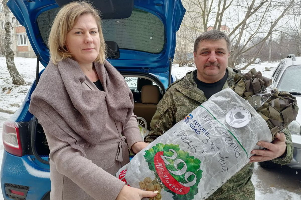 Жители Ясногорского района собрали вещи первой необходимости и подарки бойцам СВО (фоторепортаж) Жители Ясногорского района собрали вещи первой необходимости и подарки бойцам СВО (фоторепортаж)