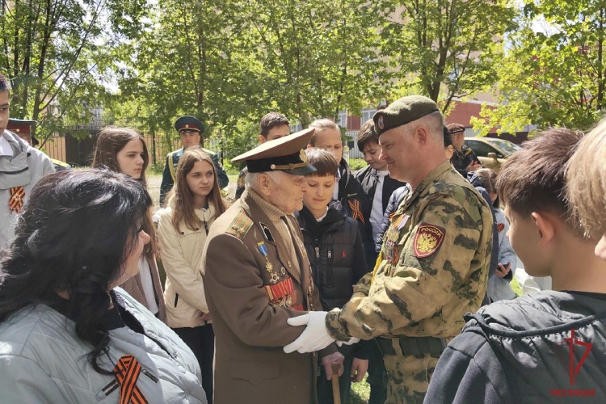 В Туле сотрудники Росгвардии присоединились к всероссийской акции «Парад у дома ветерана»