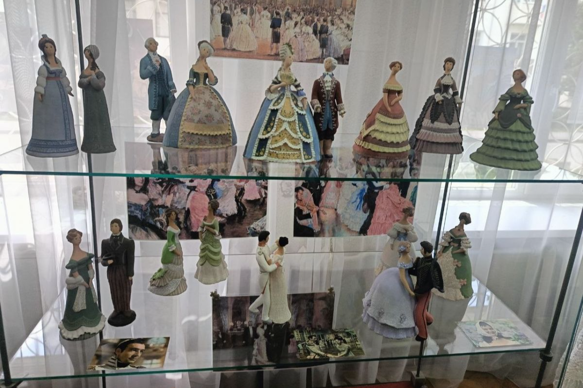 Ясногорские студенты погрузились в историю моды с яснополянскими куклами Ясногорские студенты погрузились в историю моды с яснополянскими куклами